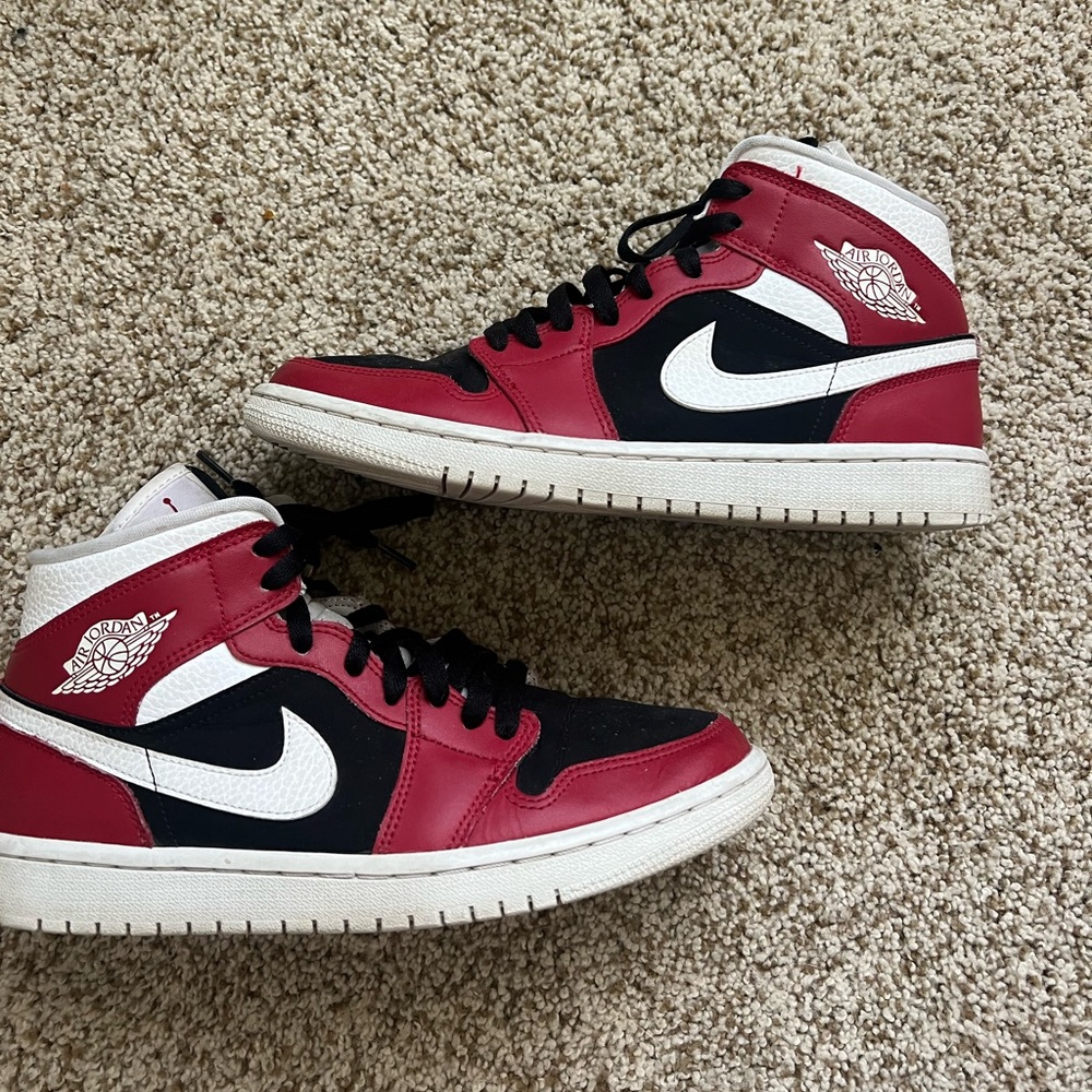 CHICAGO RED MID JORDANS WITH BOX